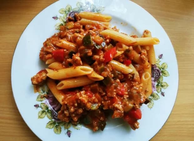 Makaron penne z sosem pomidorowym i mięsem mielonym - łatwy przepis na obiad Makaron penne z sosem pomidorowym i mięsem mielonym - łatwy przepis na obiad
