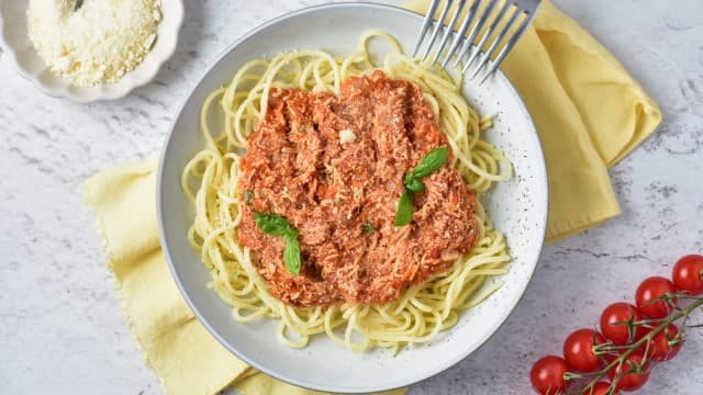 Pyszne spaghetti z tofu – wegański przepis, który zachwyci smakiem Pyszne spaghetti z tofu – wegański przepis, który zachwyci smakiem