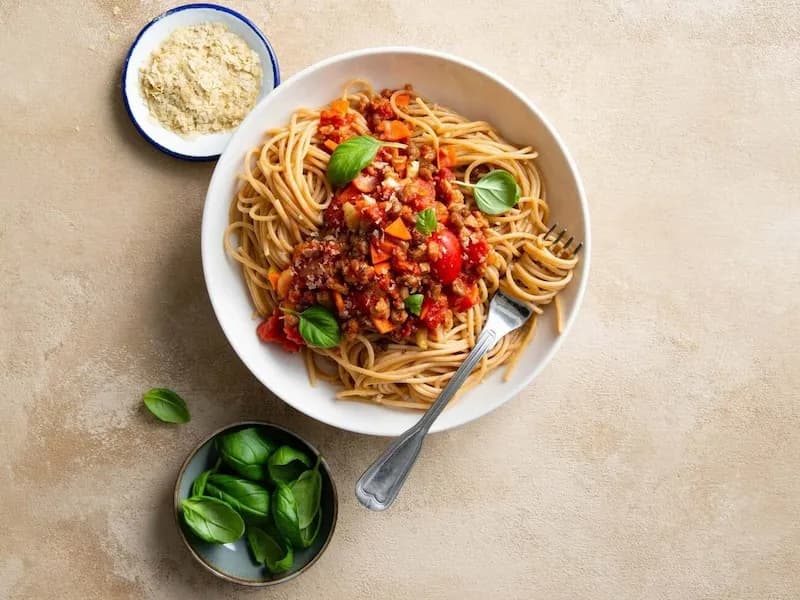 Wegańskie spaghetti bolognese - najlepszy przepis na domowy sos bez mięsa Wegańskie spaghetti bolognese - najlepszy przepis na domowy sos bez mięsa
