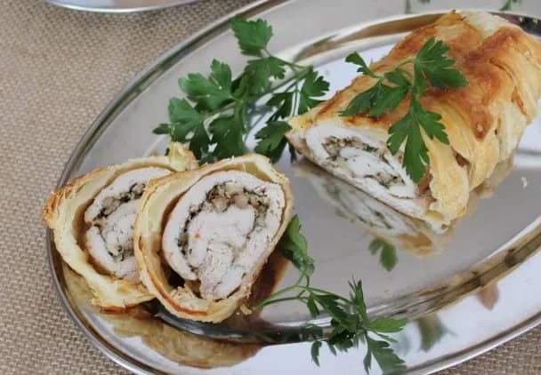 Pyszna rolada z kurczaka w cieście francuskim - sprawdzony przepis krok po kroku Pyszna rolada z kurczaka w cieście francuskim - sprawdzony przepis krok po kroku