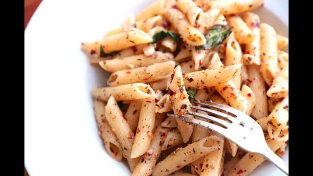 Penne aglio olio: przepis na włoski klasyk w 15 minut Penne aglio olio: przepis na włoski klasyk w 15 minut