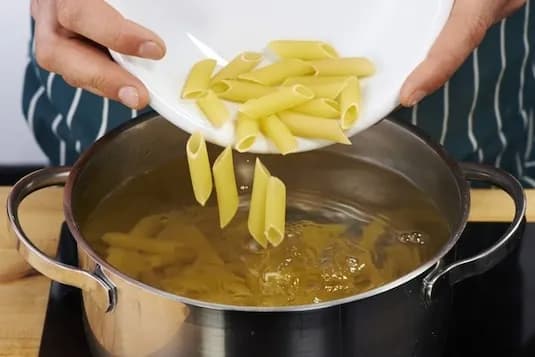 Penne Napoli – prosty przepis na pyszne włoskie danie, które zachwyci Penne Napoli – prosty przepis na pyszne włoskie danie, które zachwyci