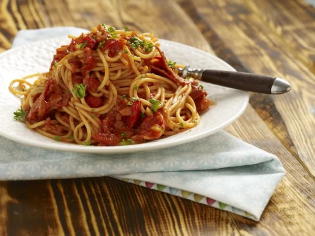 Szybkie spaghetti z chorizo – prosty przepis na pyszny obiad Szybkie spaghetti z chorizo – prosty przepis na pyszny obiad