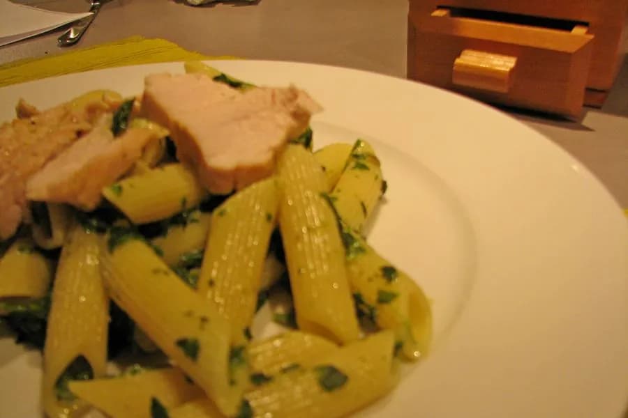 Szybki przepis na makaron penne z kurczakiem i szpinakiem w sosie serowym Szybki przepis na makaron penne z kurczakiem i szpinakiem w sosie serowym