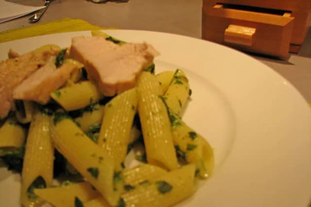 Szybki przepis na makaron penne z kurczakiem i szpinakiem w sosie serowym Szybki przepis na makaron penne z kurczakiem i szpinakiem w sosie serowym