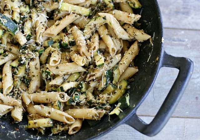 Penne z pesto bazyliowym – szybki przepis na pyszne danie wegetariańskie Penne z pesto bazyliowym – szybki przepis na pyszne danie wegetariańskie