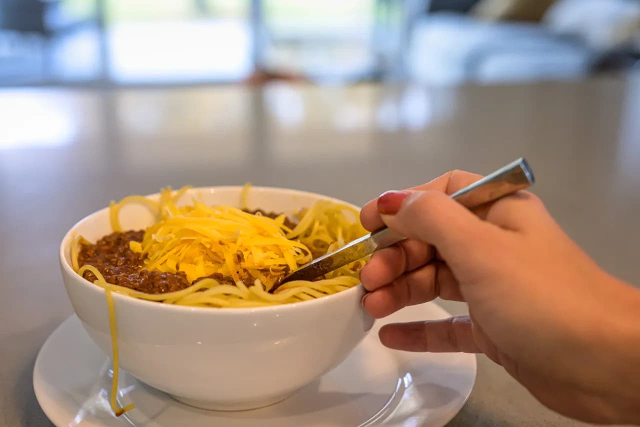 Wyjątkowy przepis na spaghetti chili z Cincinnati, który musisz spróbować Wyjątkowy przepis na spaghetti chili z Cincinnati, który musisz spróbować