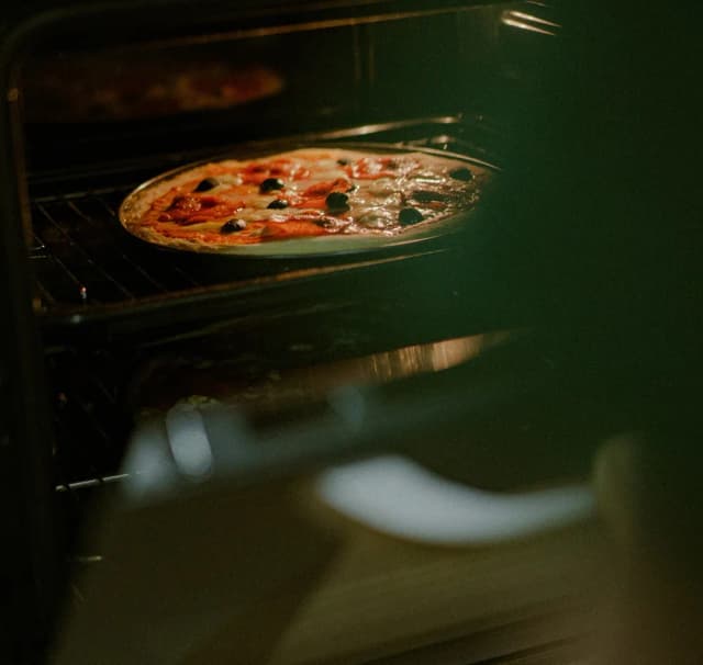 Jak piec pizzę w piekarniku, aby uzyskać idealny smak i chrupkość Jak piec pizzę w piekarniku, aby uzyskać idealny smak i chrupkość