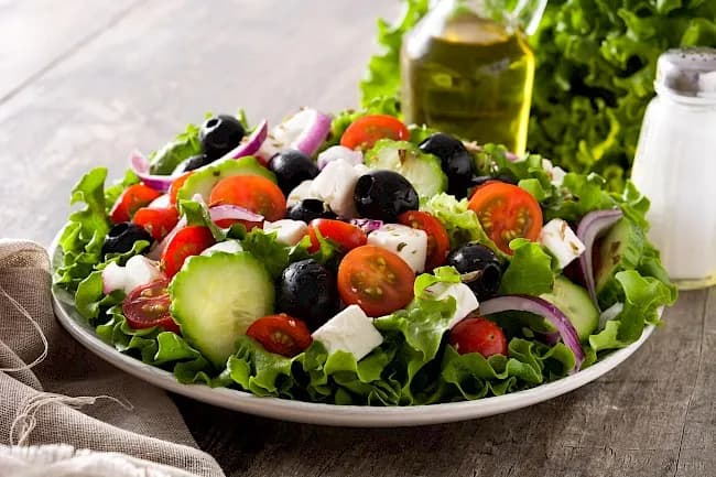 Ile kcal ma sałatka grecka? Zaskakujące wartości kaloryczne i składniki Ile kcal ma sałatka grecka? Zaskakujące wartości kaloryczne i składniki