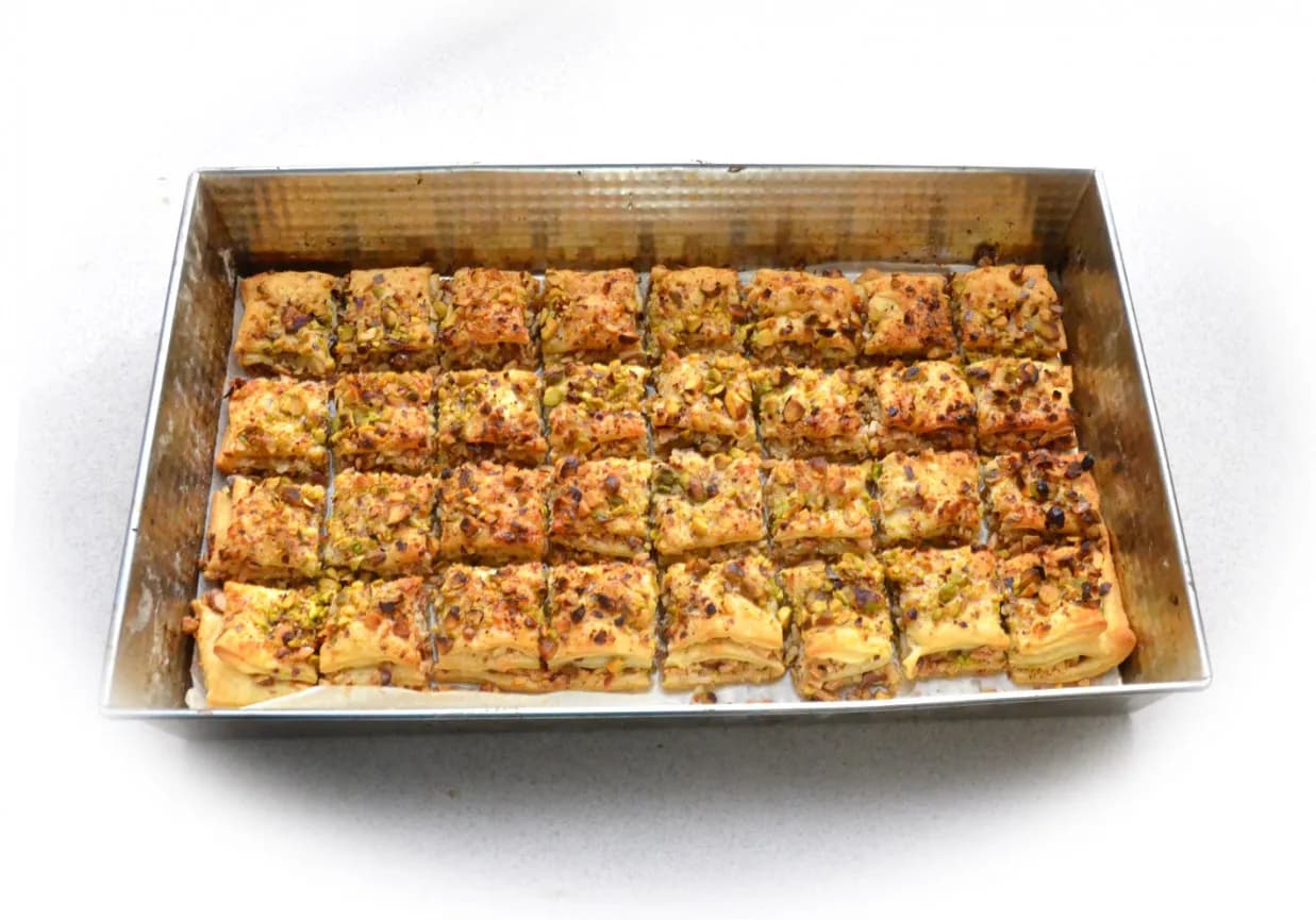 Baklava z ciasta francuskiego – prosta i pyszna alternatywa dla tradycyjnej wersji Baklava z ciasta francuskiego – prosta i pyszna alternatywa dla tradycyjnej wersji